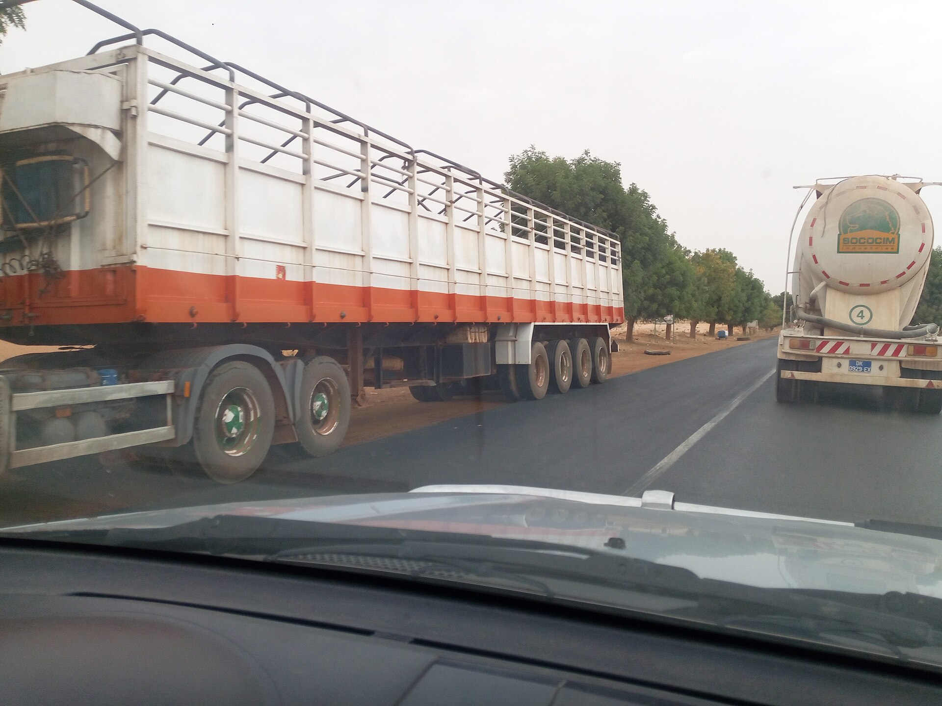 Camion semi-remorque sur une route du Sénégal
