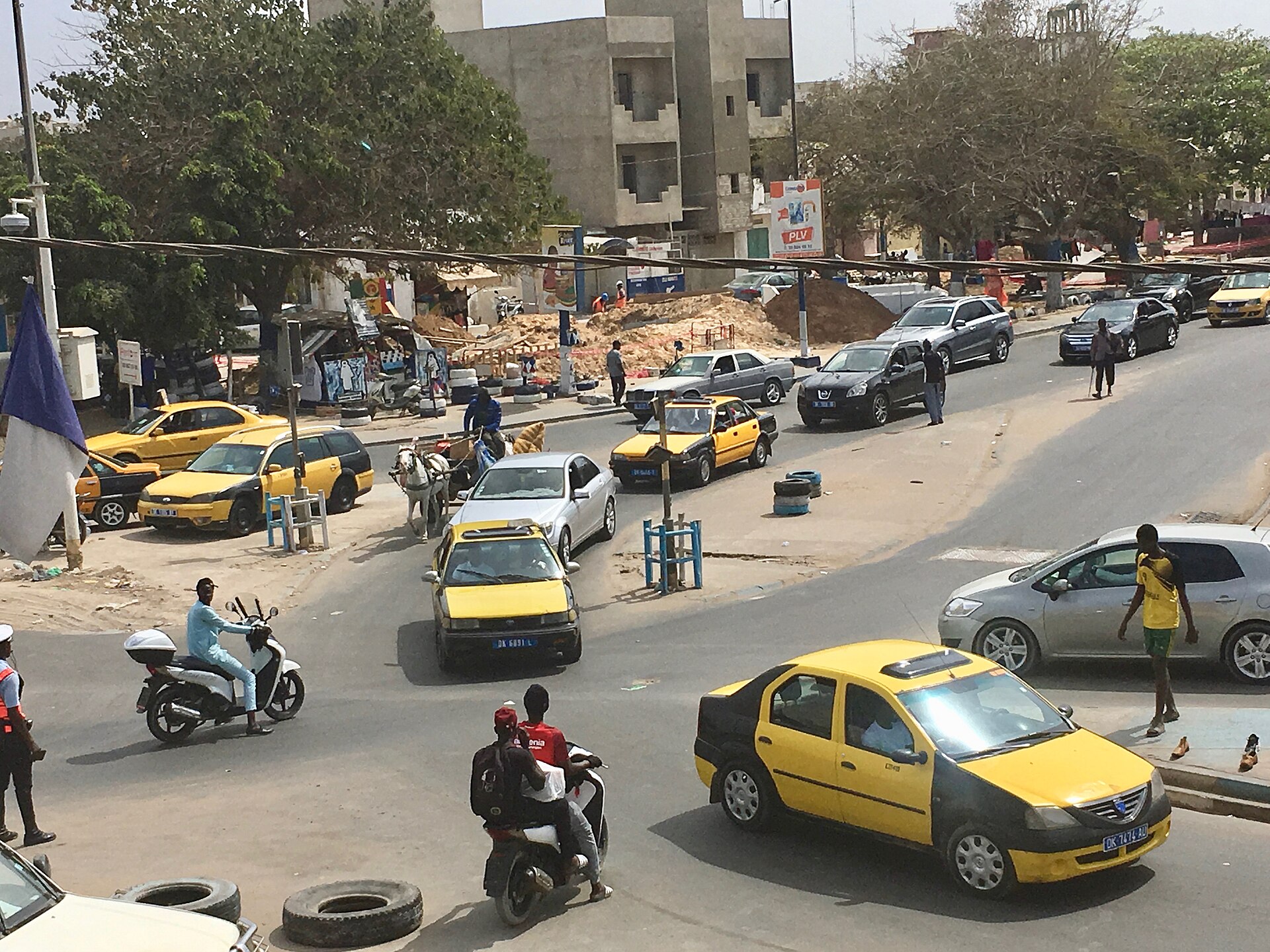 Taxis jaune et noir à un carrefour de Dakar