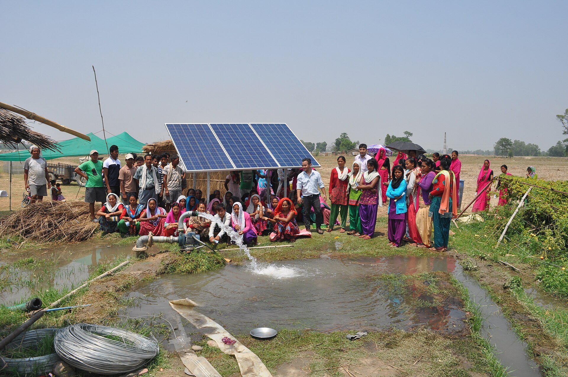 Pompe à eau solaire alimentant un champ